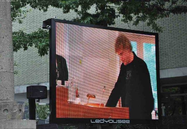 Harry tijdens raadsvergadering Heraclesstadion